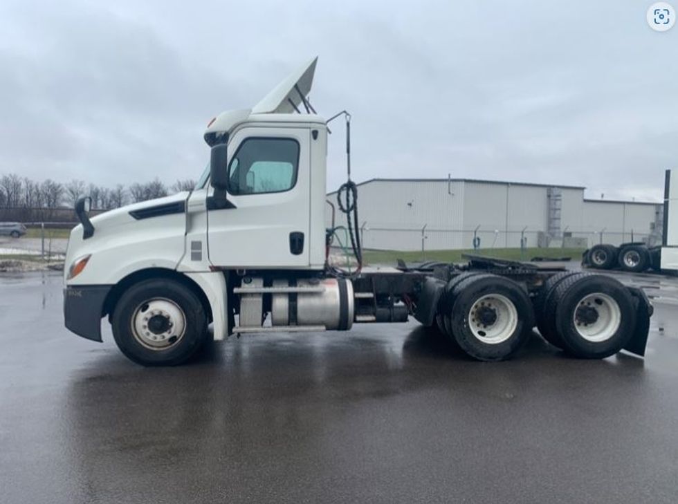 Day Cab Tractor-Heavy Duty Tractors-Freightliner-2018-T12664ST-Middlefield-OH-601,999\n\t\tmiles-$ 32,500 - Image 4