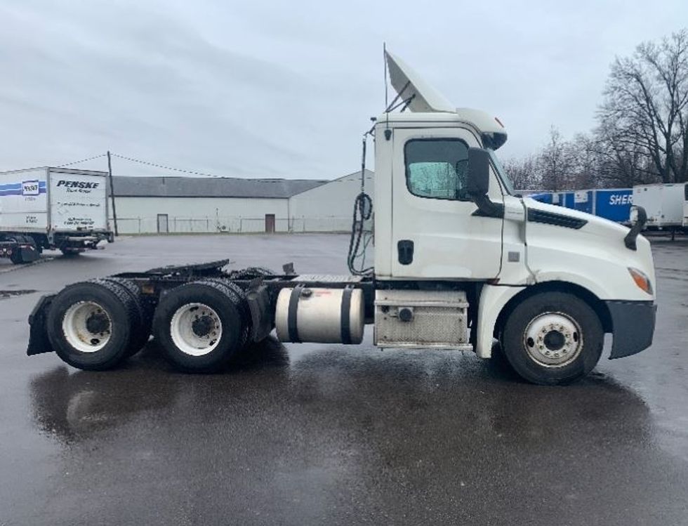 Day Cab Tractor-Heavy Duty Tractors-Freightliner-2018-T12664ST-Middlefield-OH-601,999\n\t\tmiles-$ 32,500 - Image 8