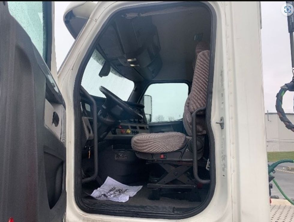 Day Cab Tractor-Heavy Duty Tractors-Freightliner-2018-T12664ST-Middlefield-OH-601,999\n\t\tmiles-$ 32,500 - Image 9