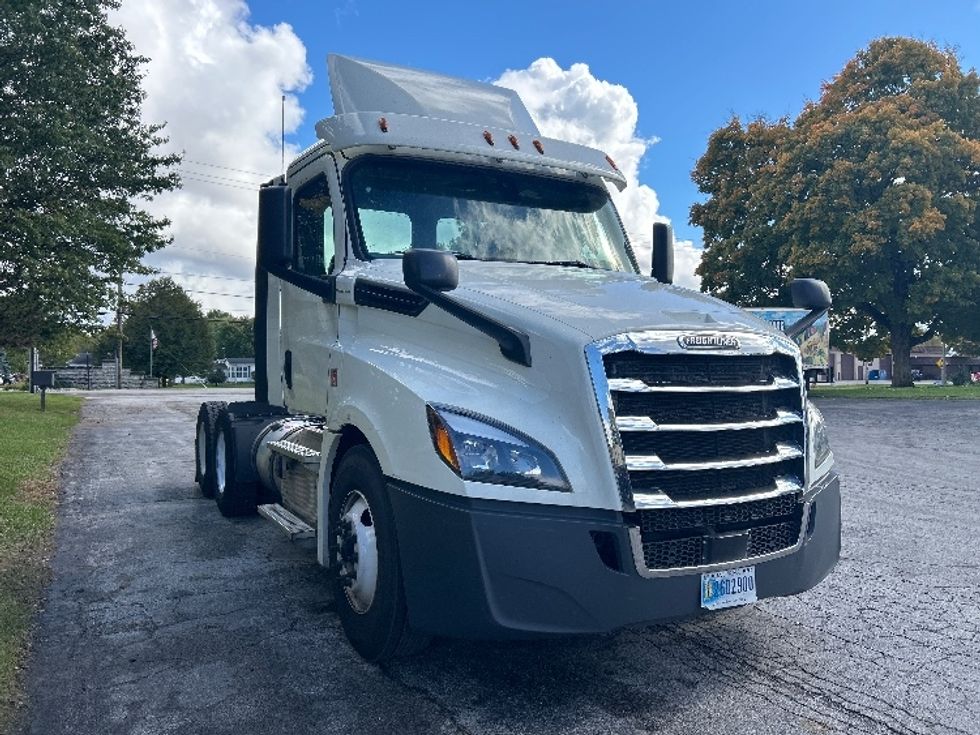 Day Cab Tractor-Heavy Duty Tractors-Freightliner-2018-T12664ST-Middlefield-OH-678,467\n\t\tmiles-$ 28,250 - Image 1