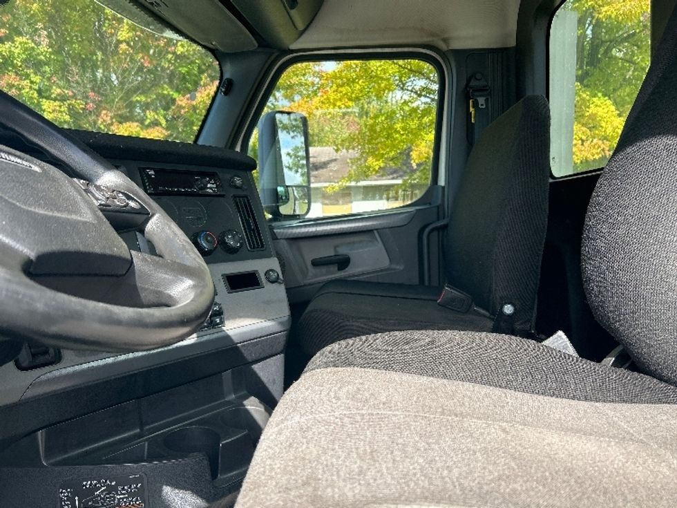 Day Cab Tractor-Heavy Duty Tractors-Freightliner-2018-T12664ST-Middlefield-OH-678,467\n\t\tmiles-$ 28,250 - Image 10