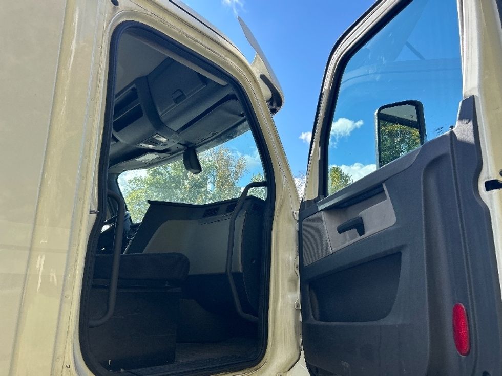 Day Cab Tractor-Heavy Duty Tractors-Freightliner-2018-T12664ST-Middlefield-OH-678,467\n\t\tmiles-$ 28,250 - Image 12