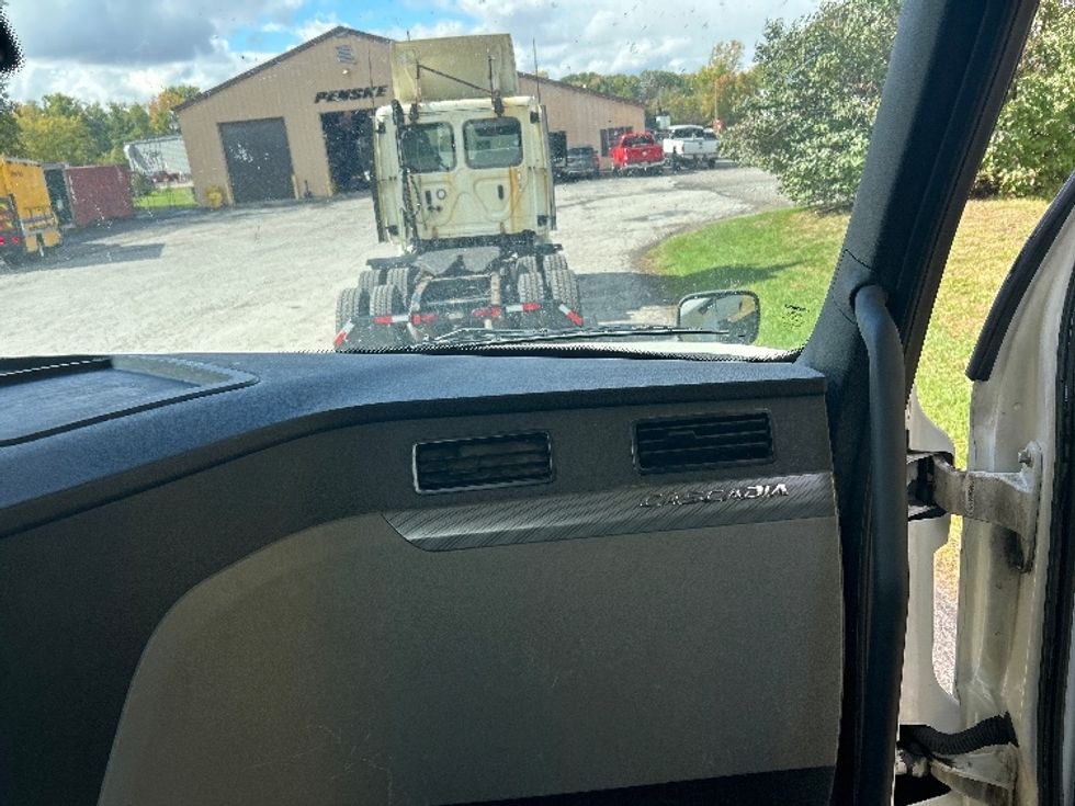 Day Cab Tractor-Heavy Duty Tractors-Freightliner-2018-T12664ST-Middlefield-OH-678,467\n\t\tmiles-$ 28,250 - Image 13