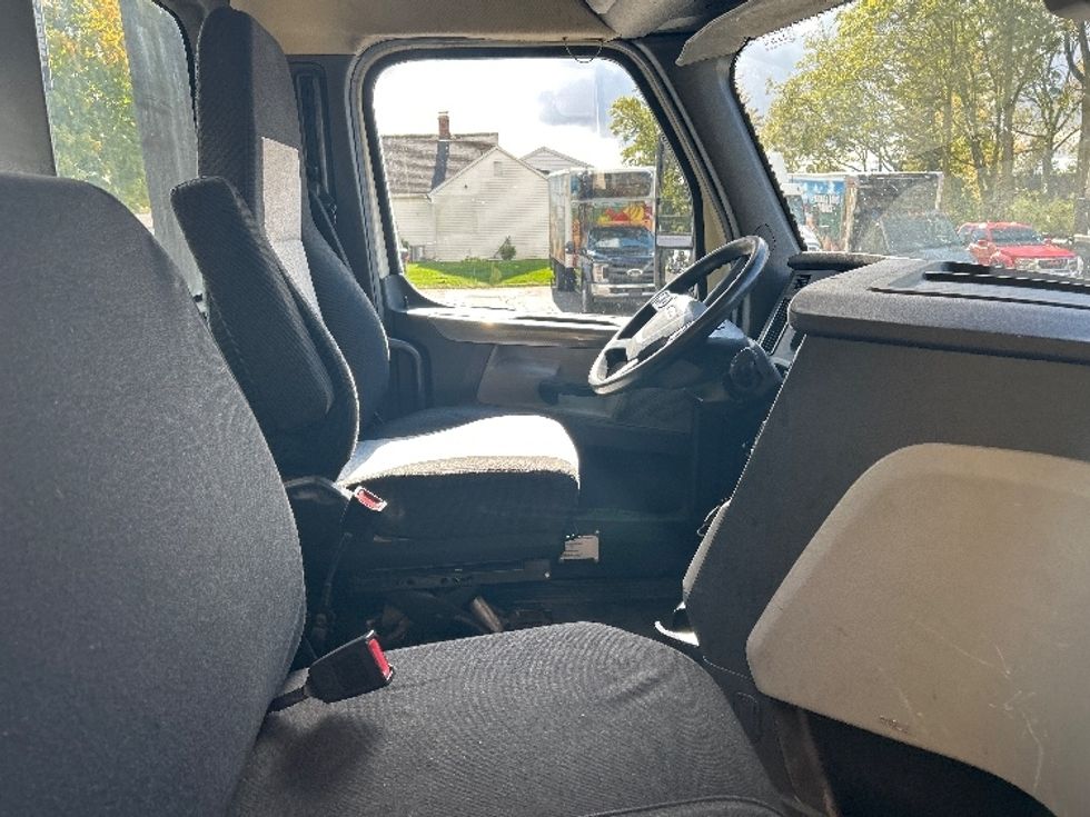 Day Cab Tractor-Heavy Duty Tractors-Freightliner-2018-T12664ST-Middlefield-OH-678,467\n\t\tmiles-$ 28,250 - Image 14