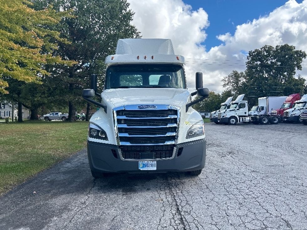Day Cab Tractor-Heavy Duty Tractors-Freightliner-2018-T12664ST-Middlefield-OH-678,467\n\t\tmiles-$ 28,250 - Image 2