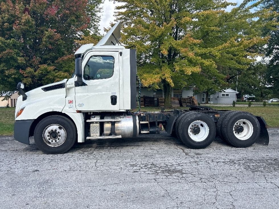 Day Cab Tractor-Heavy Duty Tractors-Freightliner-2018-T12664ST-Middlefield-OH-678,467\n\t\tmiles-$ 28,250 - Image 4