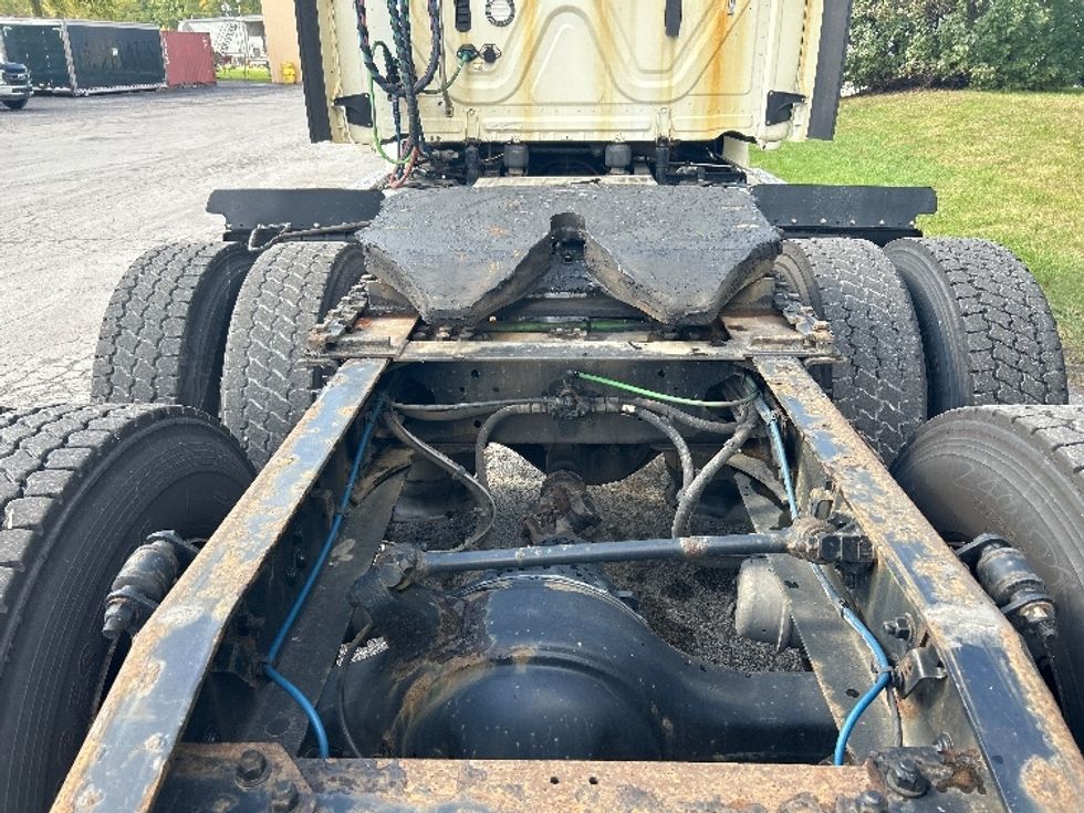 Day Cab Tractor-Heavy Duty Tractors-Freightliner-2018-T12664ST-Middlefield-OH-678,467\n\t\tmiles-$ 28,250 - Image 6