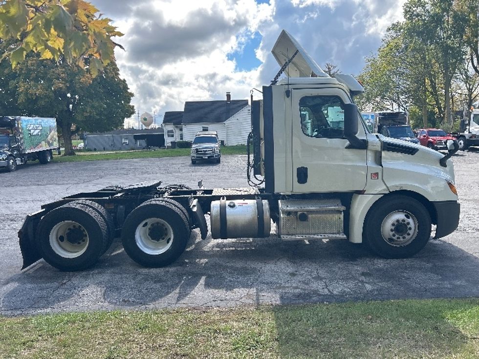 Day Cab Tractor-Heavy Duty Tractors-Freightliner-2018-T12664ST-Middlefield-OH-678,467\n\t\tmiles-$ 28,250 - Image 8