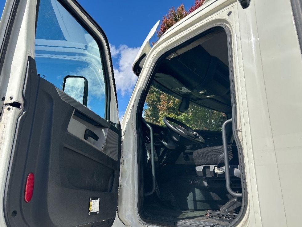 Day Cab Tractor-Heavy Duty Tractors-Freightliner-2018-T12664ST-Middlefield-OH-678,467\n\t\tmiles-$ 28,250 - Image 9