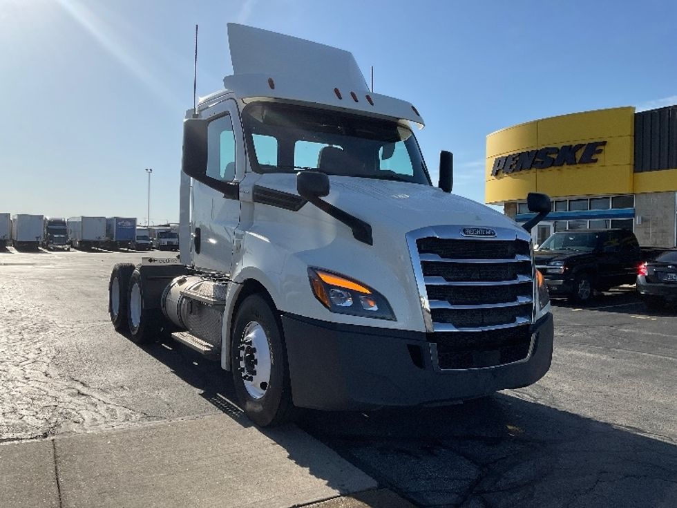 Day Cab Tractor-Heavy Duty Tractors-Freightliner-2018-T12664ST-Milwaukee-WI-423,834\n\t\tmiles-$ 44,250 - Image 1
