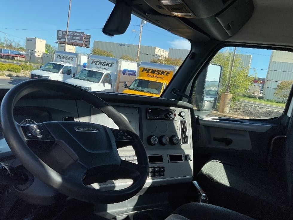 Day Cab Tractor-Heavy Duty Tractors-Freightliner-2018-T12664ST-Milwaukee-WI-423,834\n\t\tmiles-$ 44,250 - Image 10