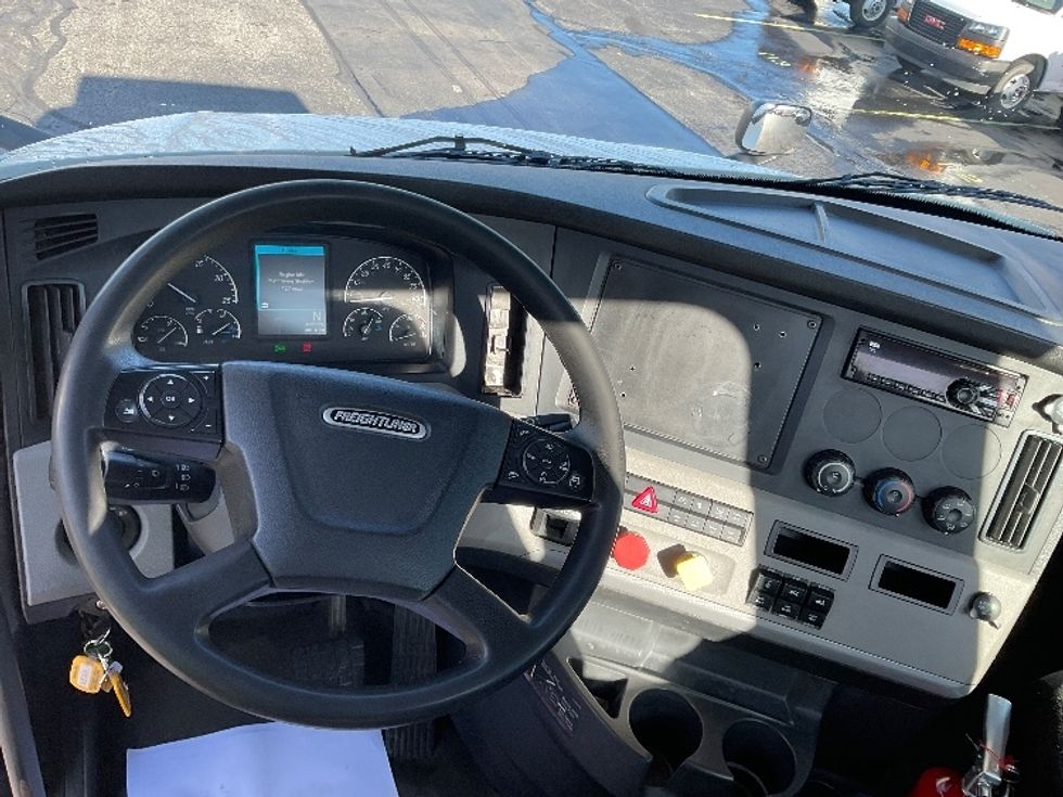 Day Cab Tractor-Heavy Duty Tractors-Freightliner-2018-T12664ST-Milwaukee-WI-423,834\n\t\tmiles-$ 44,250 - Image 11