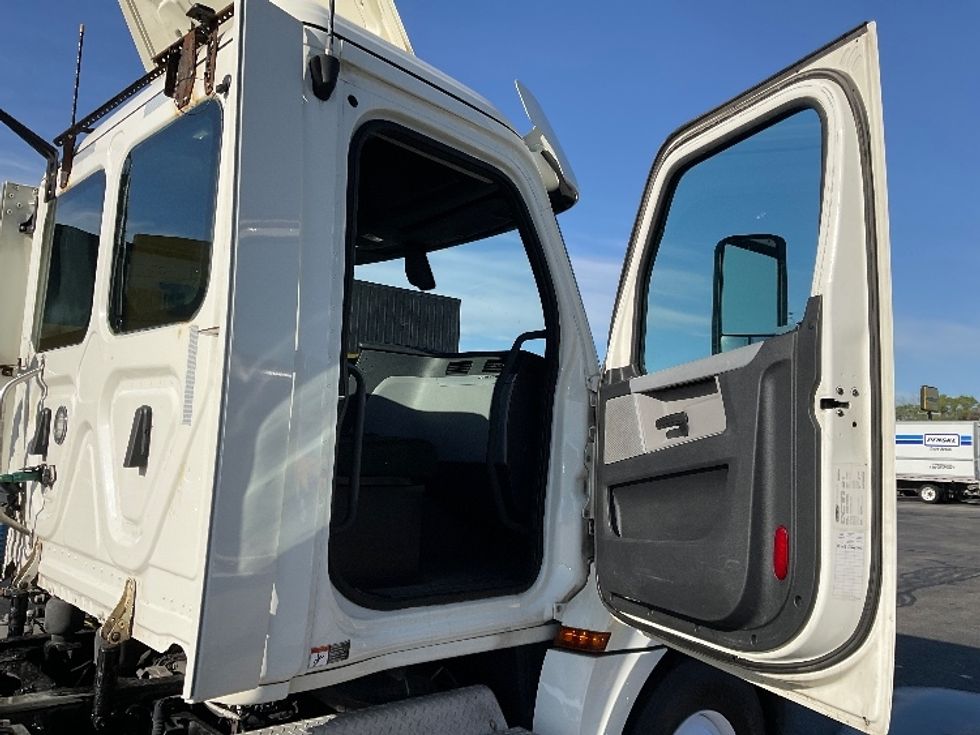 Day Cab Tractor-Heavy Duty Tractors-Freightliner-2018-T12664ST-Milwaukee-WI-423,834\n\t\tmiles-$ 44,250 - Image 12