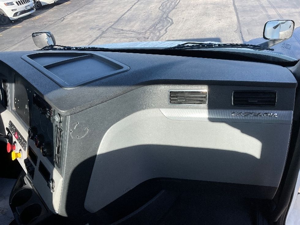 Day Cab Tractor-Heavy Duty Tractors-Freightliner-2018-T12664ST-Milwaukee-WI-423,834\n\t\tmiles-$ 44,250 - Image 13