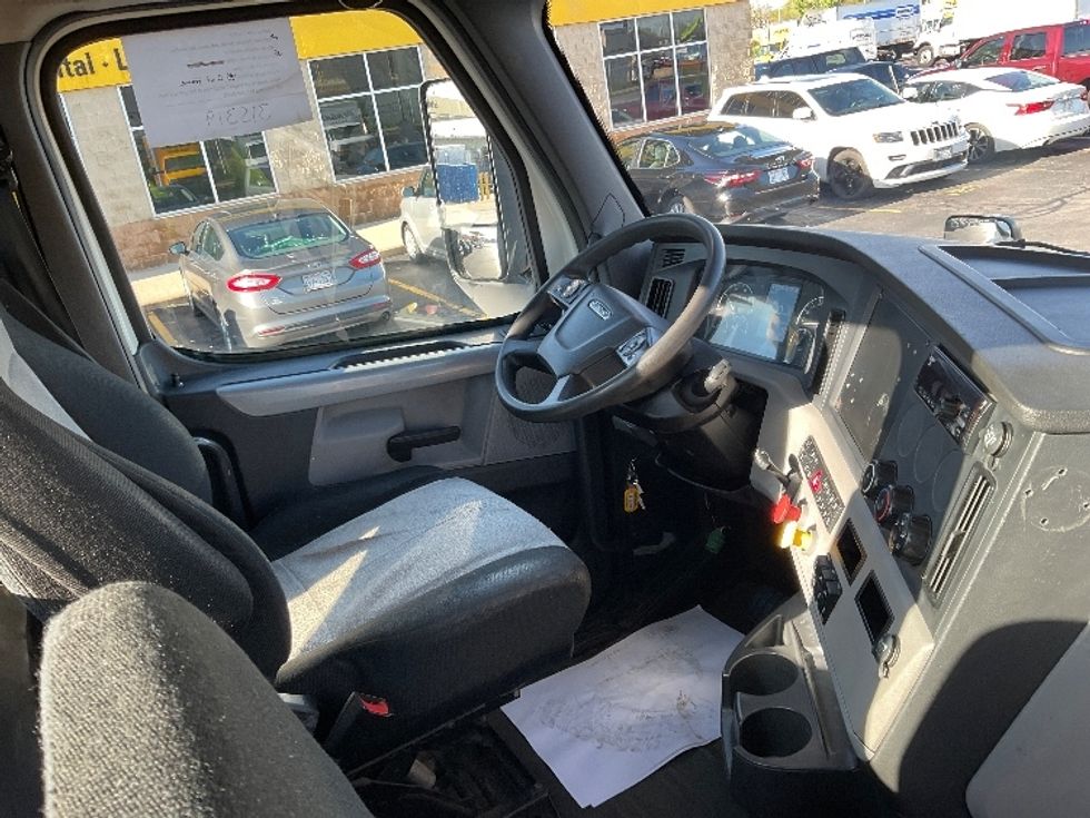 Day Cab Tractor-Heavy Duty Tractors-Freightliner-2018-T12664ST-Milwaukee-WI-423,834\n\t\tmiles-$ 44,250 - Image 14