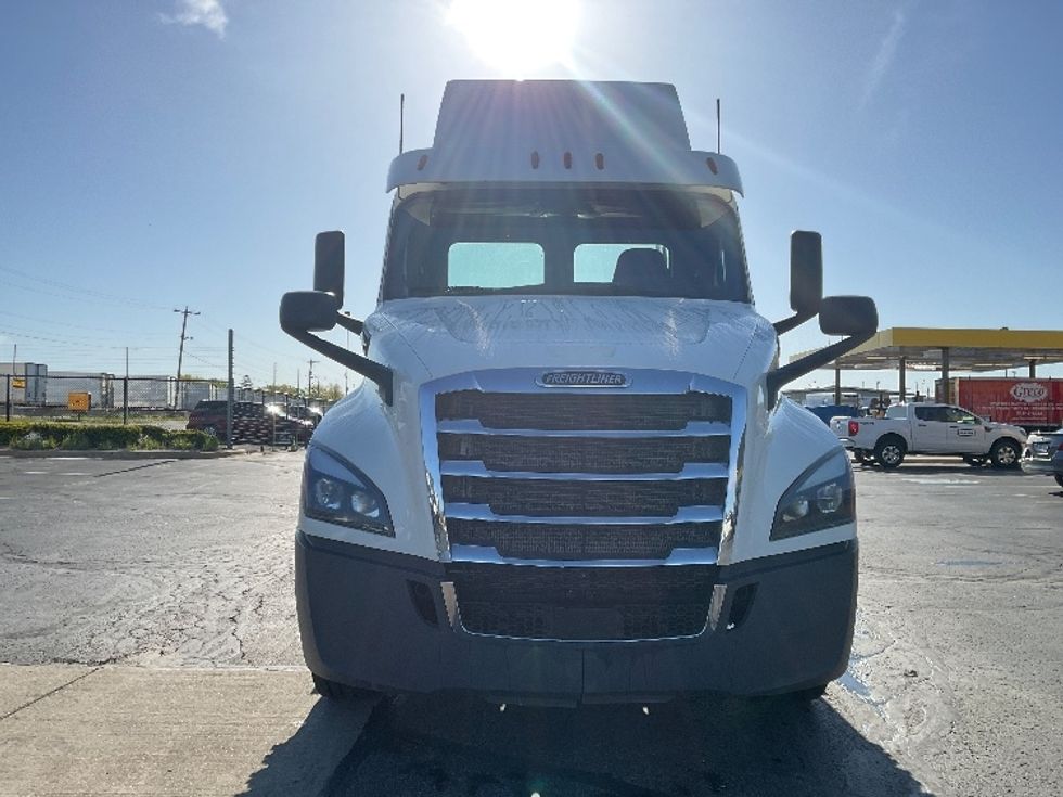 Day Cab Tractor-Heavy Duty Tractors-Freightliner-2018-T12664ST-Milwaukee-WI-423,834\n\t\tmiles-$ 44,250 - Image 2