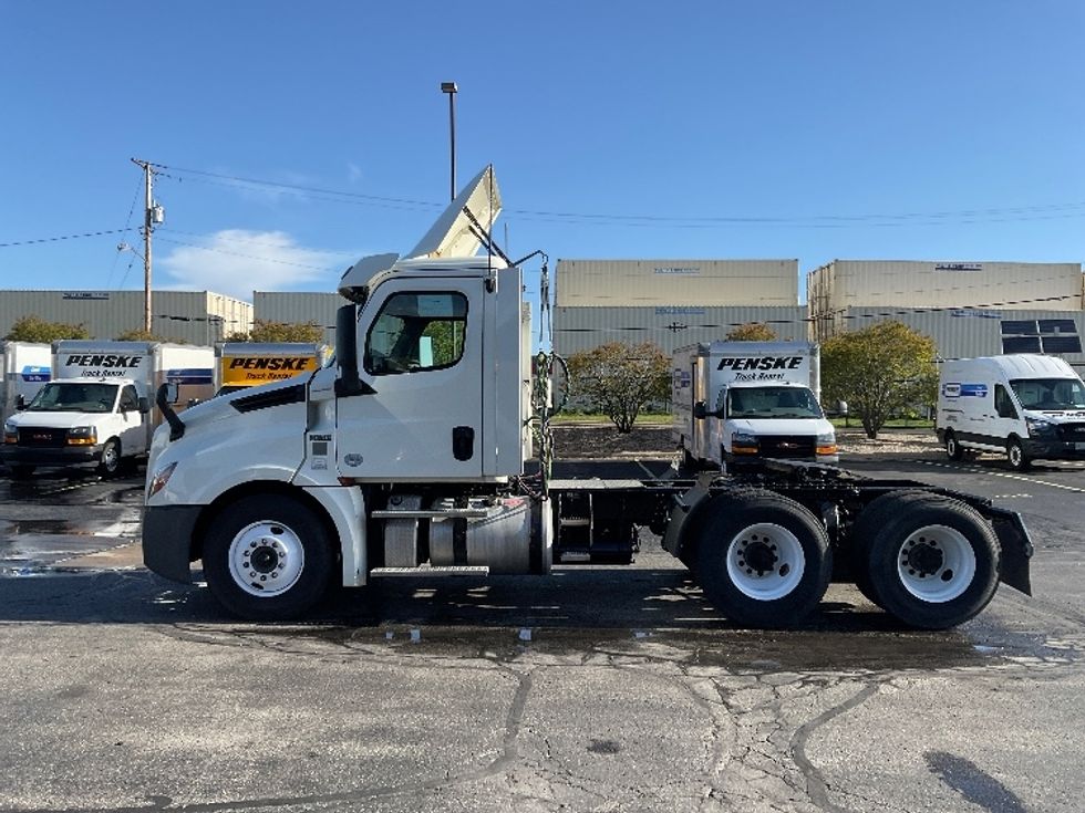 Day Cab Tractor-Heavy Duty Tractors-Freightliner-2018-T12664ST-Milwaukee-WI-423,834\n\t\tmiles-$ 44,250 - Image 4