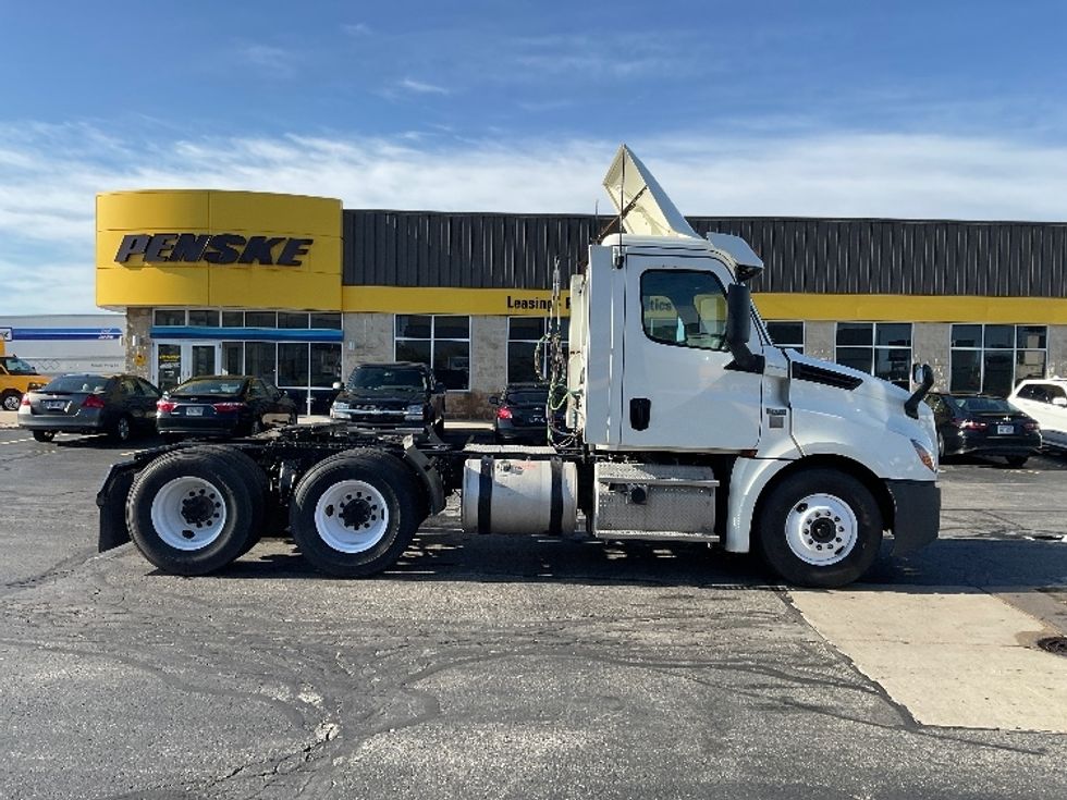 Day Cab Tractor-Heavy Duty Tractors-Freightliner-2018-T12664ST-Milwaukee-WI-423,834\n\t\tmiles-$ 44,250 - Image 8