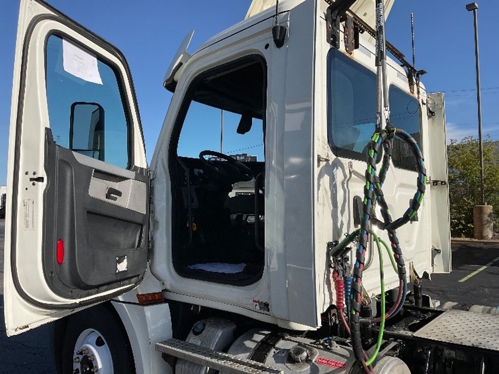 Day Cab Tractor-Heavy Duty Tractors-Freightliner-2018-T12664ST-Milwaukee-WI-423,834\n\t\tmiles-$ 44,250 - Image 9