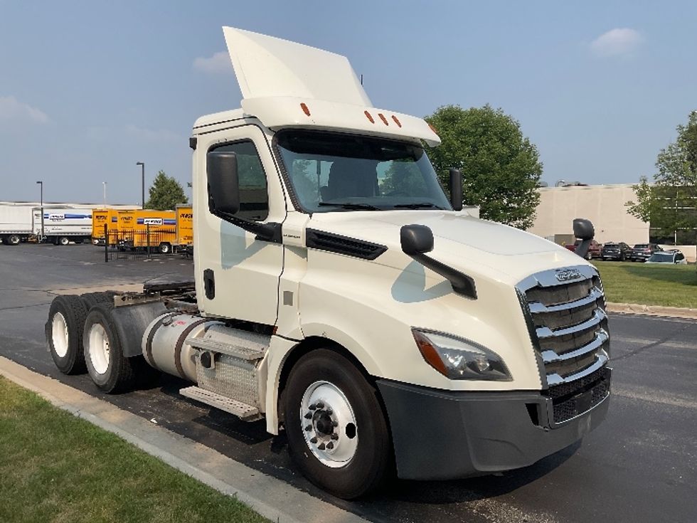 Day Cab Tractor-Heavy Duty Tractors-Freightliner-2018-T12664ST-Milwaukee-WI-451,144\n\t\tmiles-$ 39,750 - Image 1