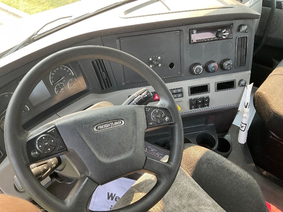 Day Cab Tractor-Heavy Duty Tractors-Freightliner-2018-T12664ST-Milwaukee-WI-451,144\n\t\tmiles-$ 39,750 - Image 11
