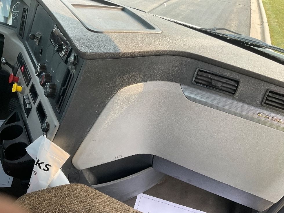 Day Cab Tractor-Heavy Duty Tractors-Freightliner-2018-T12664ST-Milwaukee-WI-451,144\n\t\tmiles-$ 39,750 - Image 13