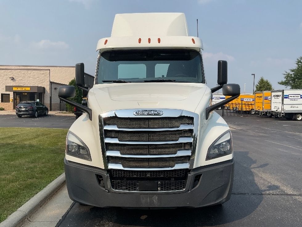 Day Cab Tractor-Heavy Duty Tractors-Freightliner-2018-T12664ST-Milwaukee-WI-451,144\n\t\tmiles-$ 39,750 - Image 2