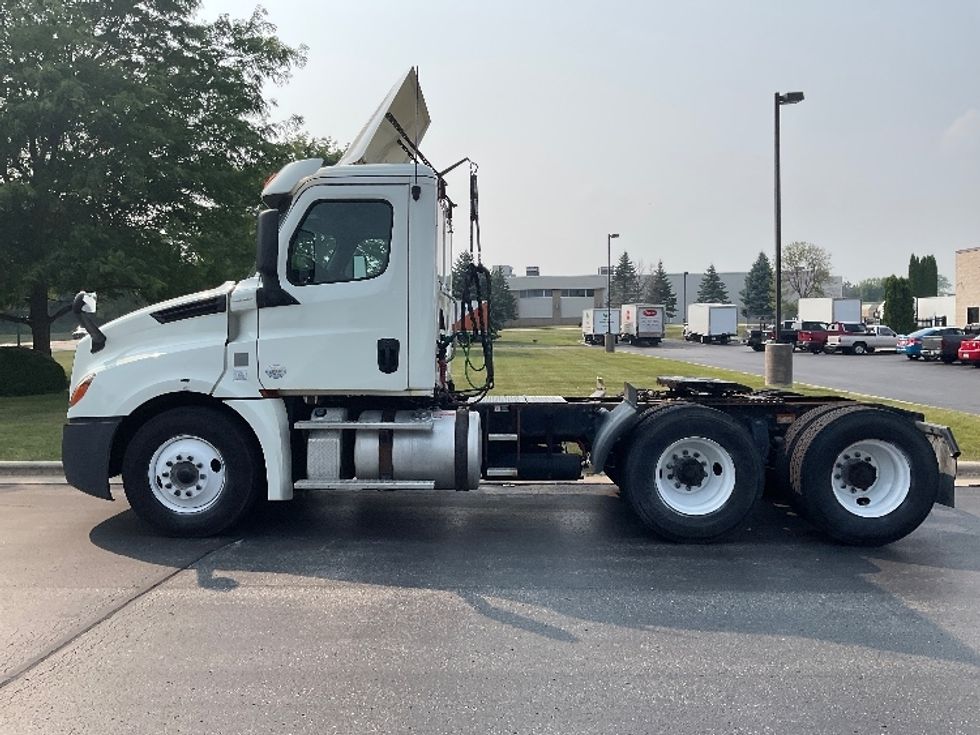 Day Cab Tractor-Heavy Duty Tractors-Freightliner-2018-T12664ST-Milwaukee-WI-451,144\n\t\tmiles-$ 39,750 - Image 4