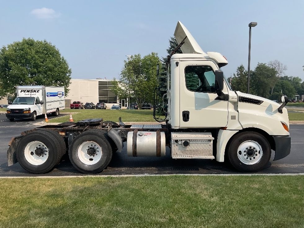 Day Cab Tractor-Heavy Duty Tractors-Freightliner-2018-T12664ST-Milwaukee-WI-451,144\n\t\tmiles-$ 39,750 - Image 8