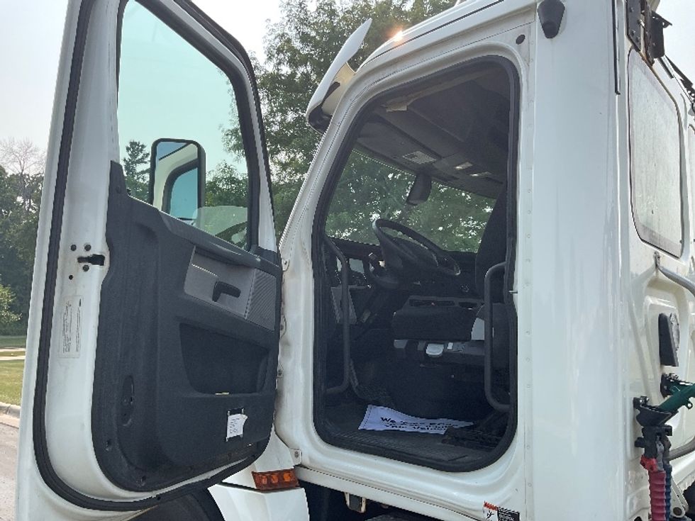 Day Cab Tractor-Heavy Duty Tractors-Freightliner-2018-T12664ST-Milwaukee-WI-451,144\n\t\tmiles-$ 39,750 - Image 9