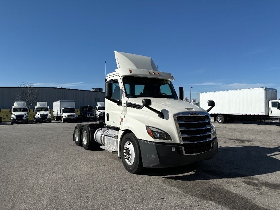 Day Cab Tractor-Heavy Duty Tractors-Freightliner-2018-T12664ST-Milwaukee-WI-476,335\n\t\tmiles-$ 43,250 - Image 1
