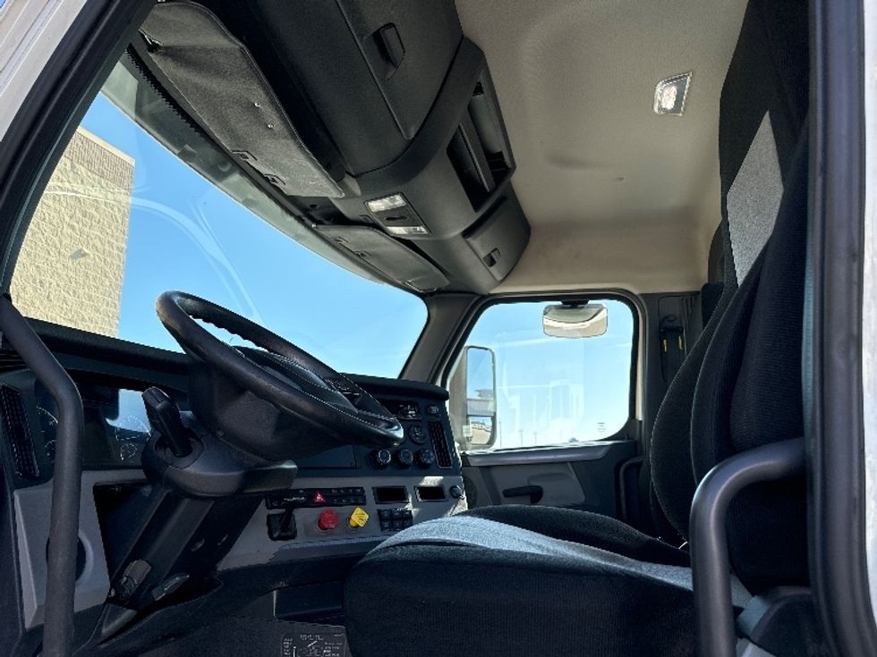 Day Cab Tractor-Heavy Duty Tractors-Freightliner-2018-T12664ST-Milwaukee-WI-476,335\n\t\tmiles-$ 43,250 - Image 10