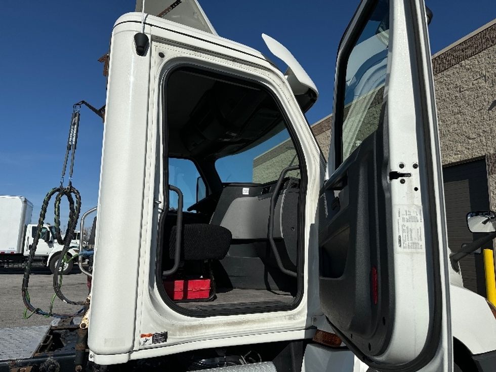 Day Cab Tractor-Heavy Duty Tractors-Freightliner-2018-T12664ST-Milwaukee-WI-476,335\n\t\tmiles-$ 43,250 - Image 12