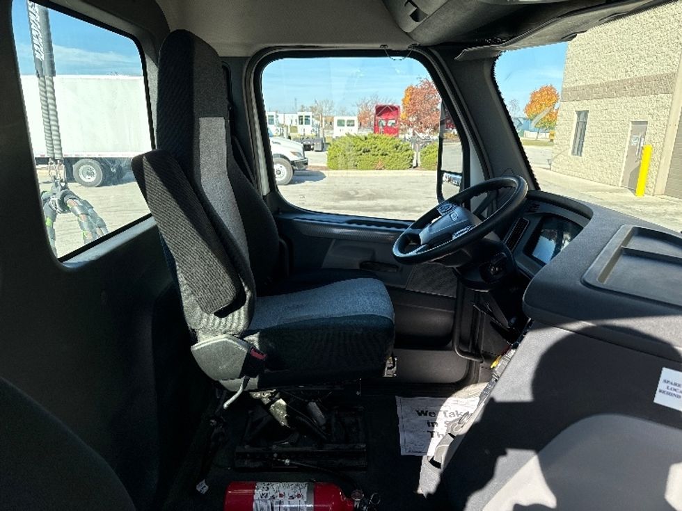 Day Cab Tractor-Heavy Duty Tractors-Freightliner-2018-T12664ST-Milwaukee-WI-476,335\n\t\tmiles-$ 43,250 - Image 14