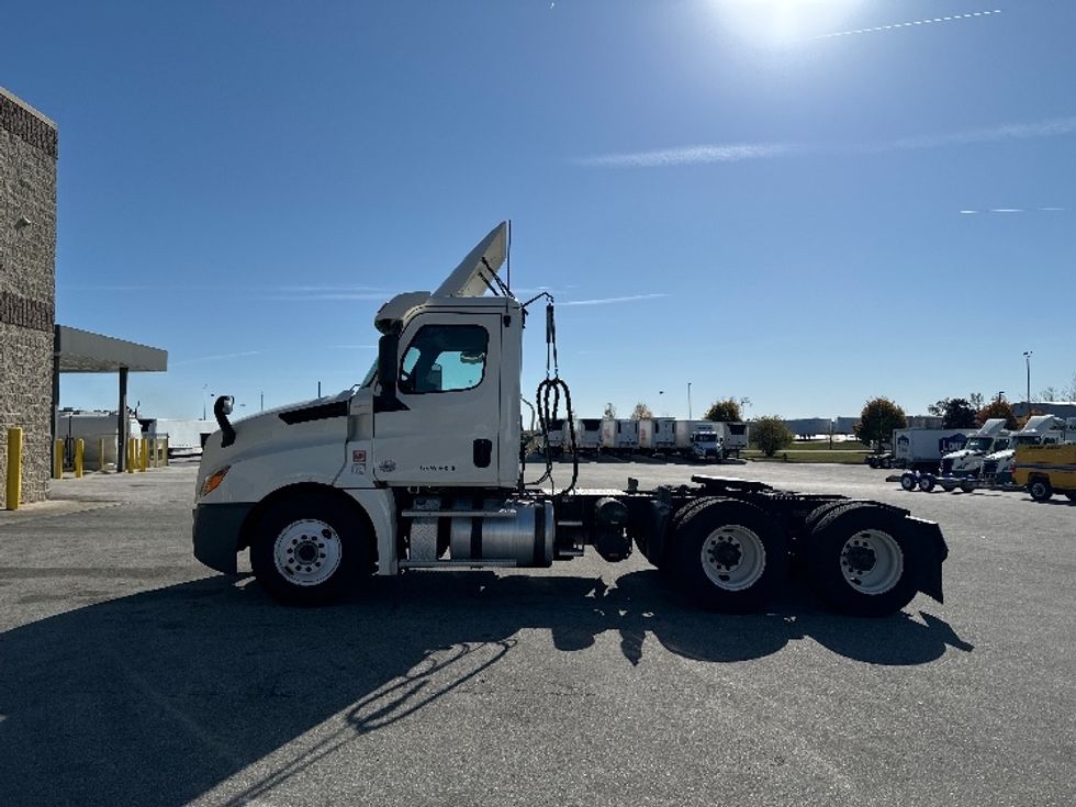 Day Cab Tractor-Heavy Duty Tractors-Freightliner-2018-T12664ST-Milwaukee-WI-476,335\n\t\tmiles-$ 43,250 - Image 4