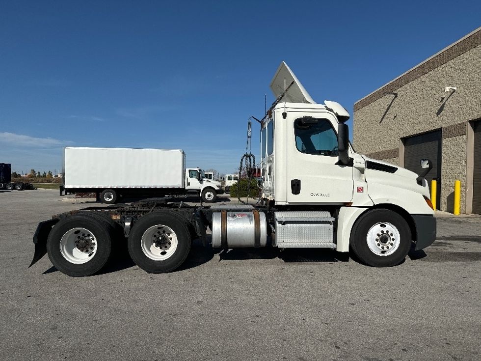 Day Cab Tractor-Heavy Duty Tractors-Freightliner-2018-T12664ST-Milwaukee-WI-476,335\n\t\tmiles-$ 43,250 - Image 8