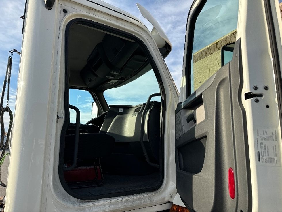 Day Cab Tractor-Heavy Duty Tractors-Freightliner-2018-T12664ST-Milwaukee-WI-478,203\n\t\tmiles-$ 43,250 - Image 11