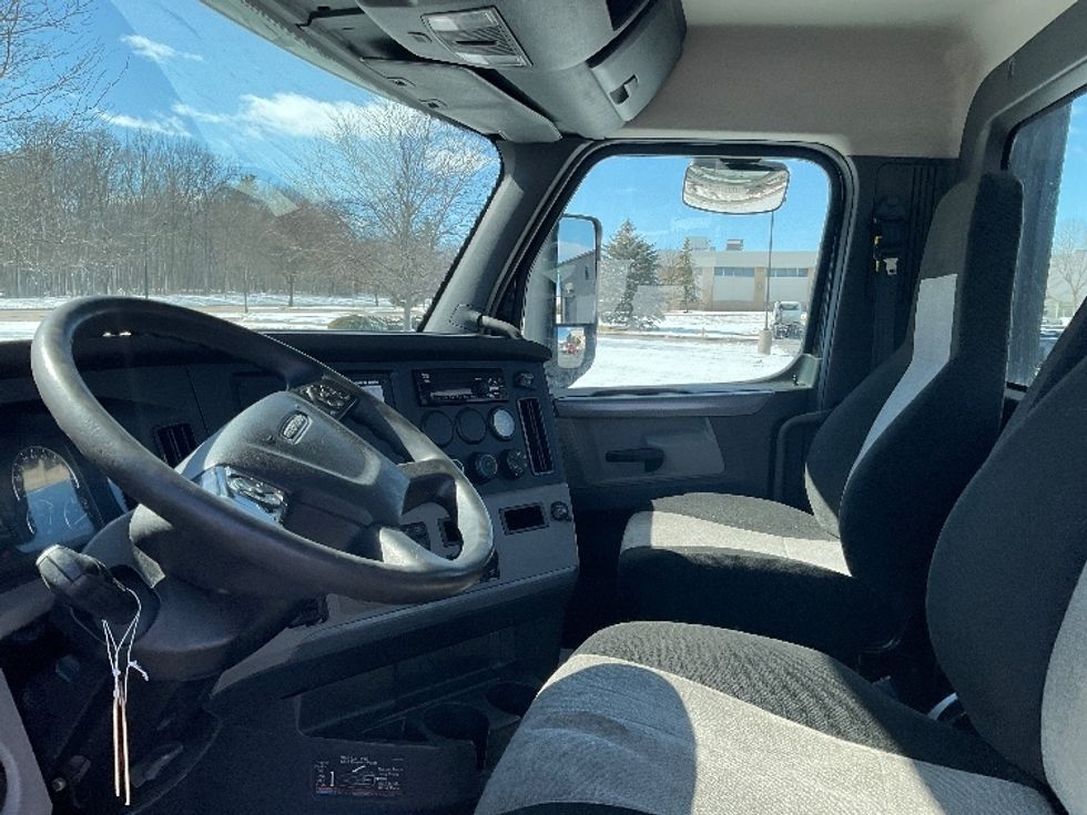 Day Cab Tractor-Heavy Duty Tractors-Freightliner-2018-T12664ST-Milwaukee-WI-480,703\n\t\tmiles-$ 38,500 - Image 10