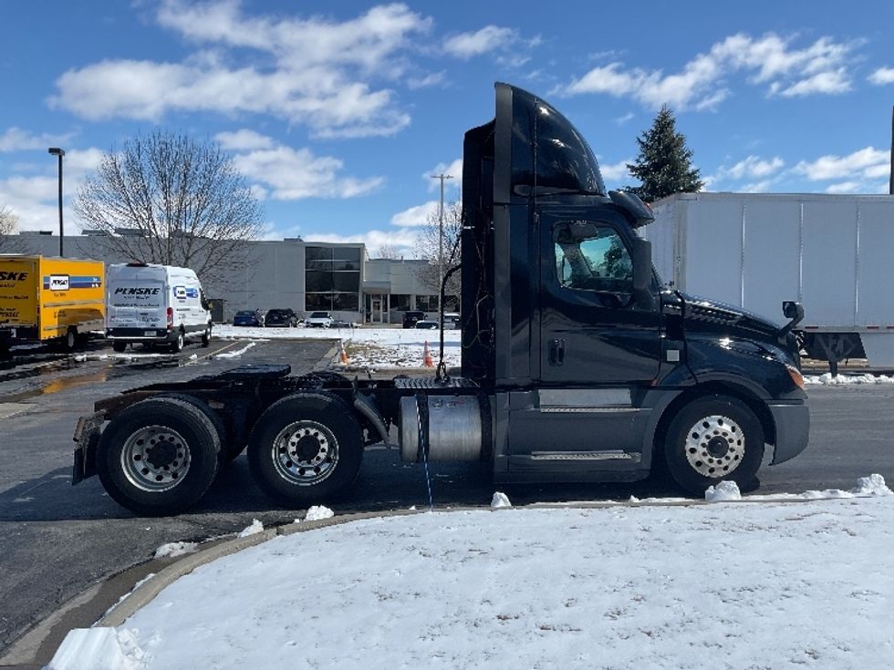 Day Cab Tractor-Heavy Duty Tractors-Freightliner-2018-T12664ST-Milwaukee-WI-480,703\n\t\tmiles-$ 38,500 - Image 8