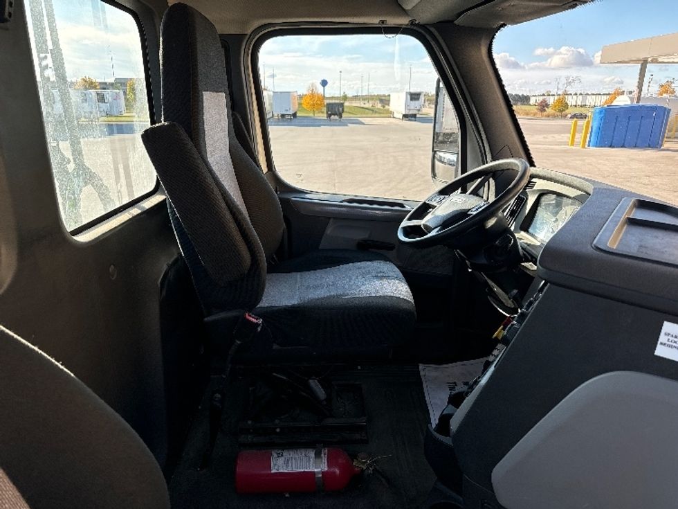 Day Cab Tractor-Heavy Duty Tractors-Freightliner-2018-T12664ST-Milwaukee-WI-482,055\n\t\tmiles-$ 43,000 - Image 12