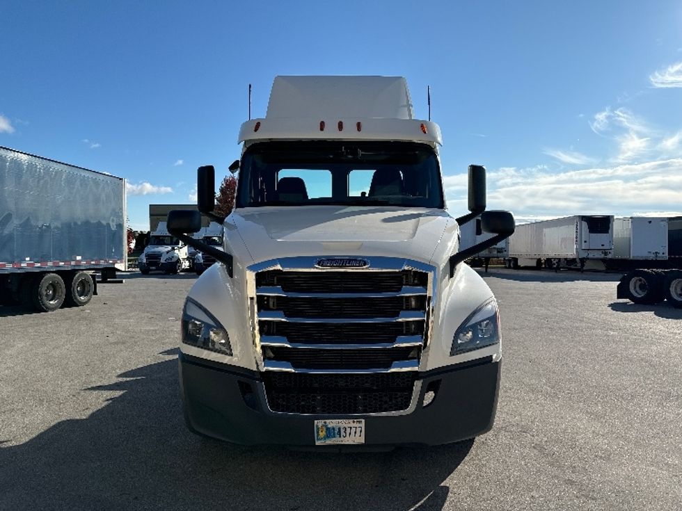 Day Cab Tractor-Heavy Duty Tractors-Freightliner-2018-T12664ST-Milwaukee-WI-482,055\n\t\tmiles-$ 43,000 - Image 2