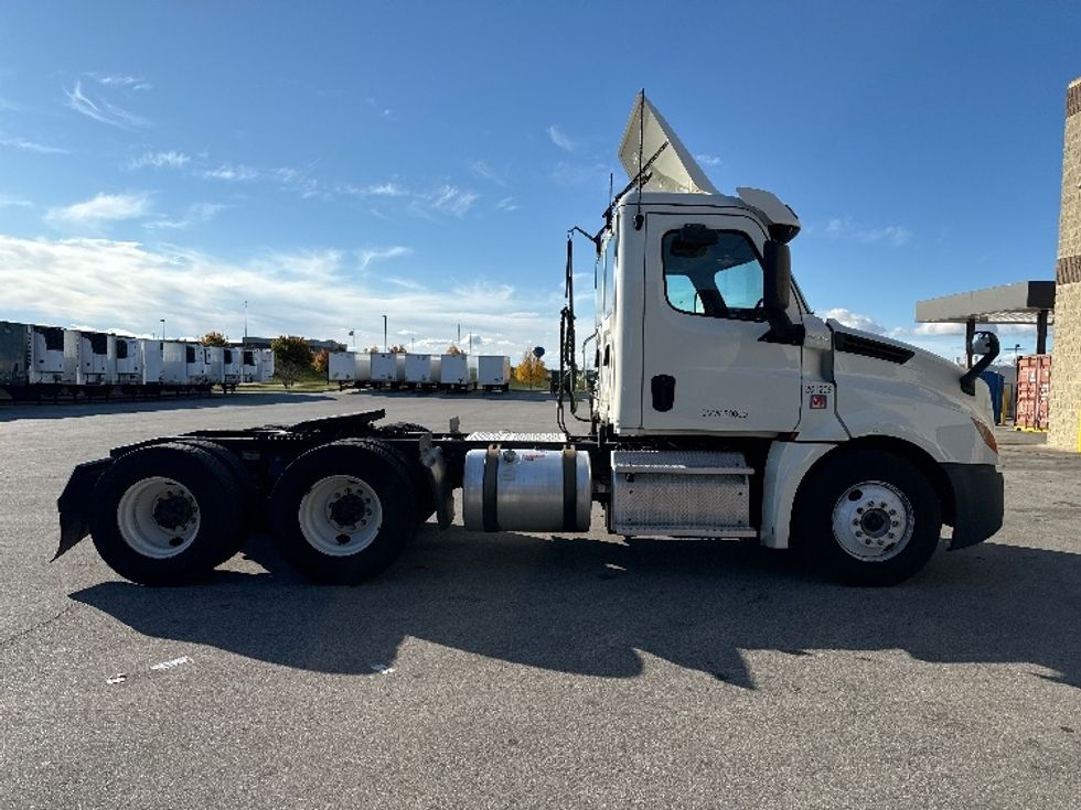 Day Cab Tractor-Heavy Duty Tractors-Freightliner-2018-T12664ST-Milwaukee-WI-482,055\n\t\tmiles-$ 43,000 - Image 8
