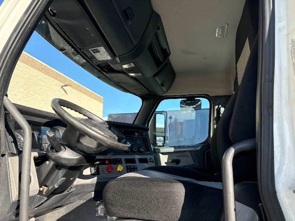 Day Cab Tractor-Heavy Duty Tractors-Freightliner-2018-T12664ST-Milwaukee-WI-482,055\n\t\tmiles-$ 43,000 - Image 9
