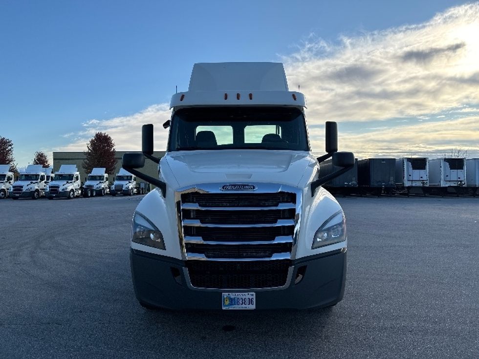 2018 Freightliner Cascadia 126" Day cab photo 2