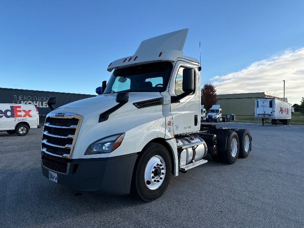 2018 Freightliner Cascadia 126" Day cab photo 3