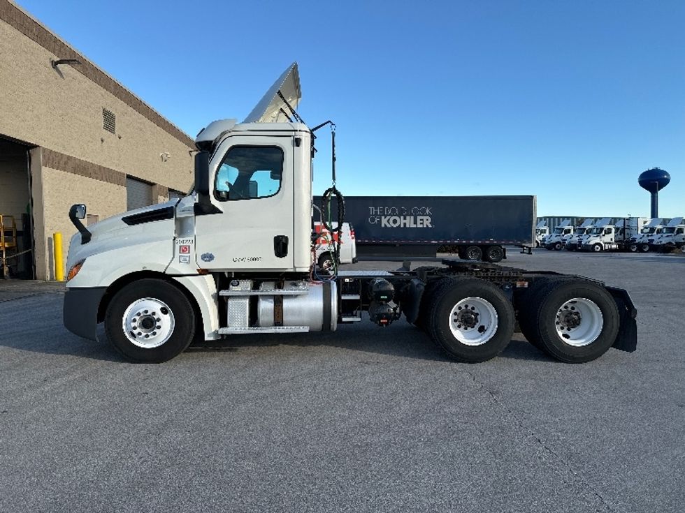2018 Freightliner Cascadia 126" Day cab photo 4