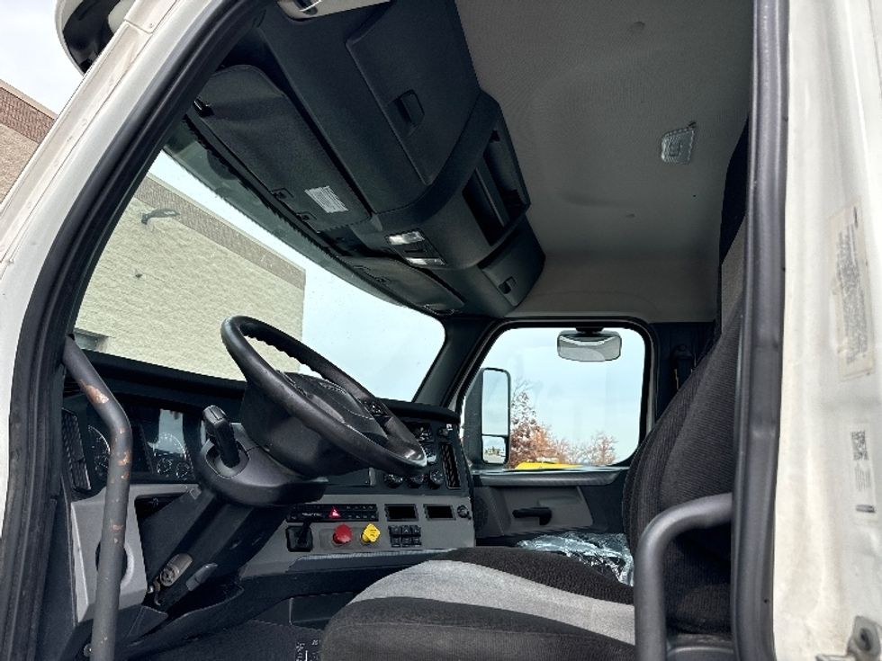 2018 Freightliner Cascadia 126" Day cab photo 10