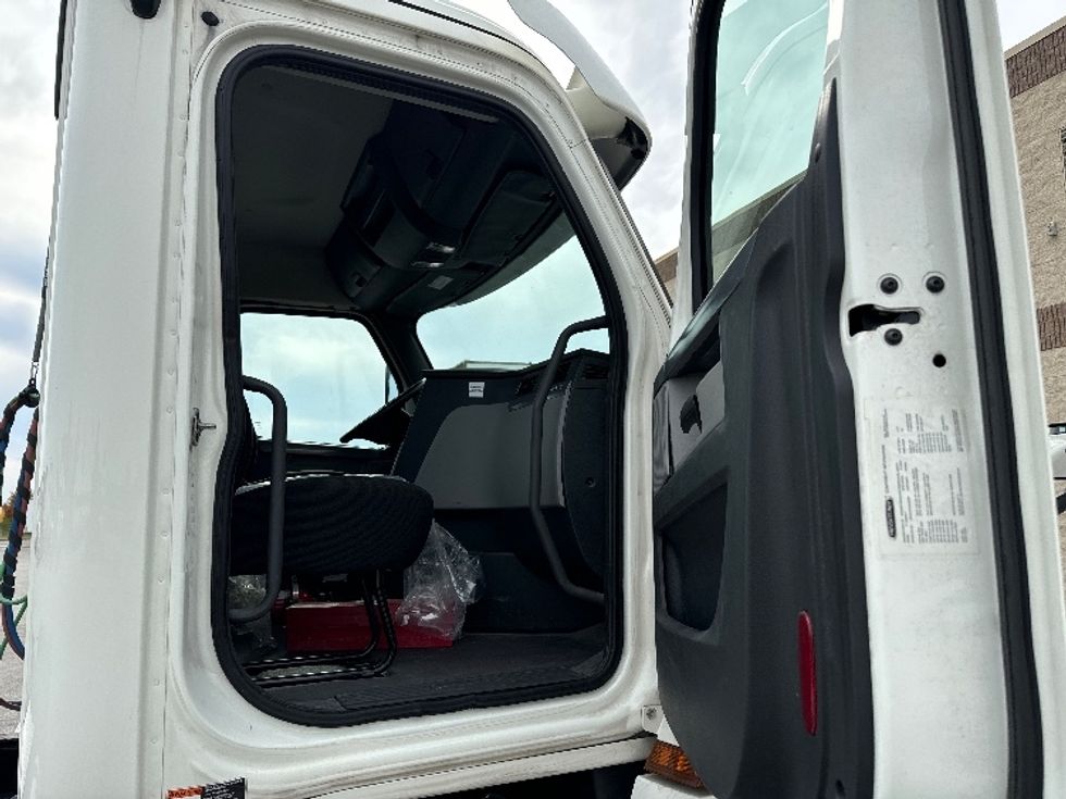 2018 Freightliner Cascadia 126" Day cab photo 12