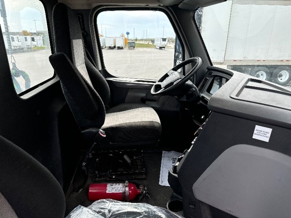 2018 Freightliner Cascadia 126" Day cab photo 14