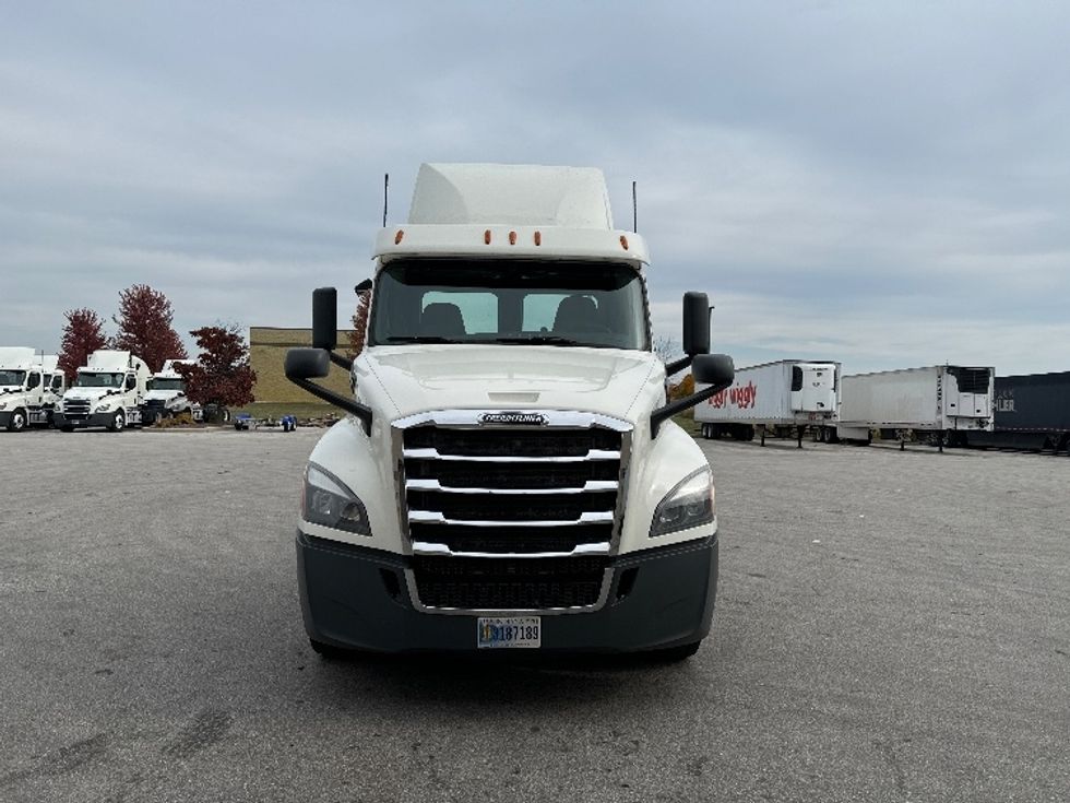 2018 Freightliner Cascadia 126" Day cab photo 2
